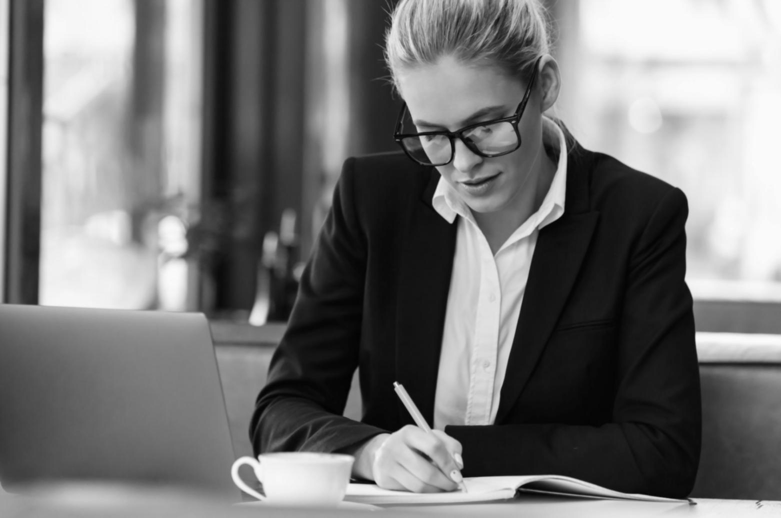 Equipo de instructores revisando material educativo financiero
