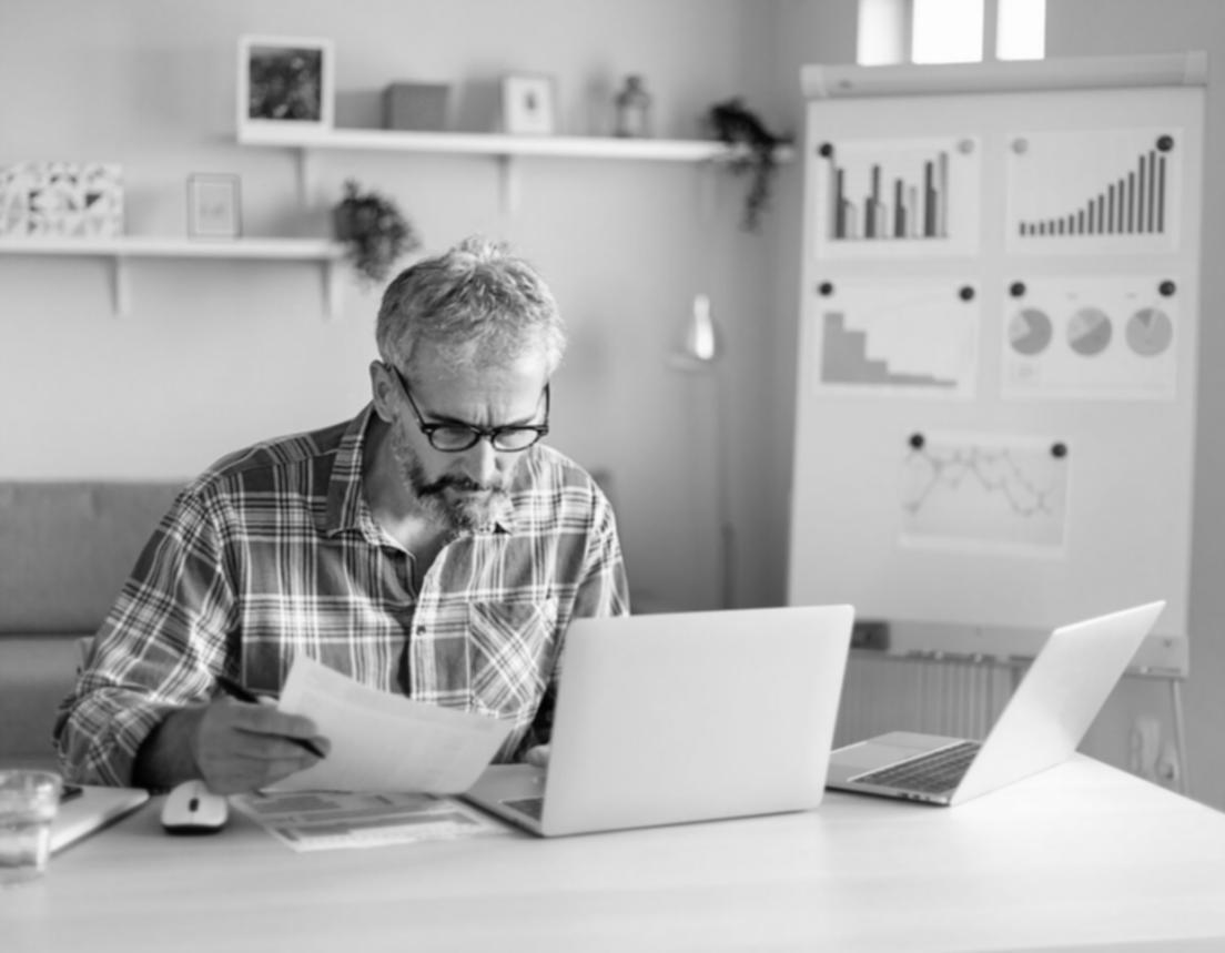 Estudiantes participando en sesión de educación financiera