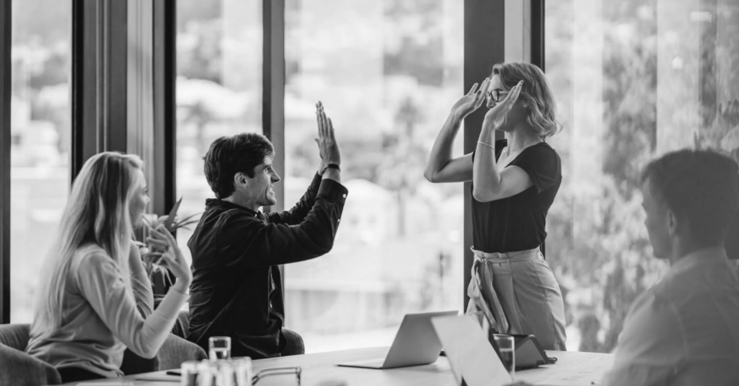 Personas de diferentes edades aprendiendo juntas