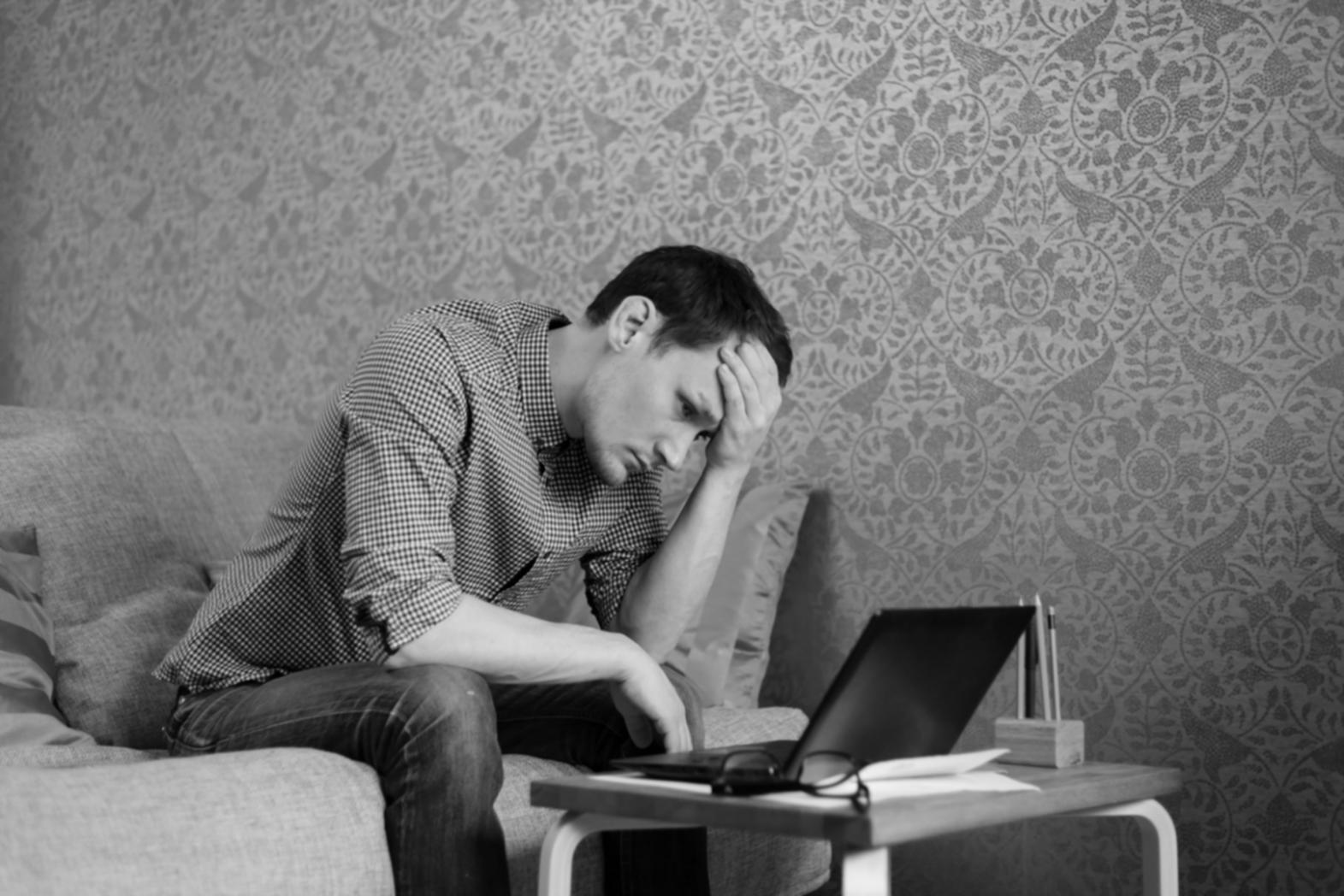 Estudiante revisando materiales de educación financiera en un espacio de estudio moderno
