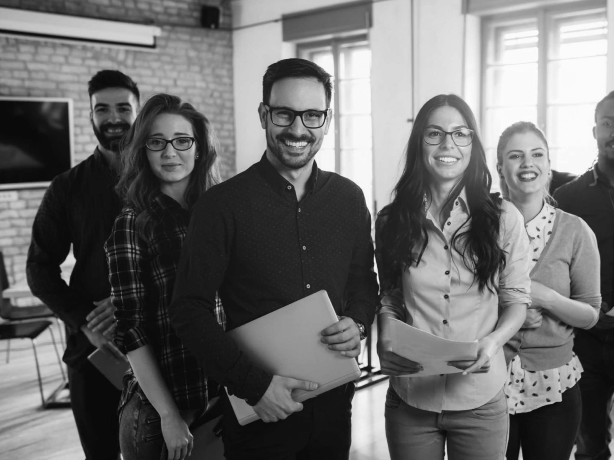 Estudiantes aprendiendo sobre finanzas personales en línea